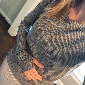 lululemon athletica Tops - Like New Lululemon Size 4 Long Sleeve lululemon athletica Tops - Like New Lululemon Size 4 Long Sleeve
